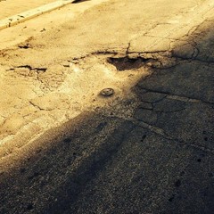 Buca stradale in via Tisci