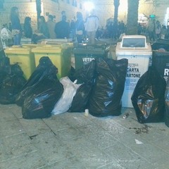 Rifiuti in piazza Teatro, ancora nessuna raccolta serale all'orizzonte