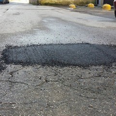 Chiusa buca stradale in via Pugliese