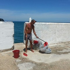 I tifosi del Trani puliscono il molo del porto