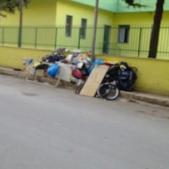 Rifiuti accatastati in via Raguseo