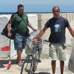 I tifosi del Trani puliscono il molo del porto