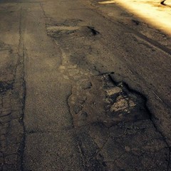 Buca stradale in via Tisci