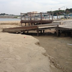 La spiaggia di colonna spaccata a metà dall'alluvione