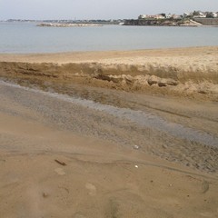 La spiaggia di colonna spaccata a metà dall'alluvione