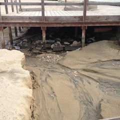 La spiaggia di colonna spaccata a metà dall'alluvione