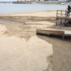 La spiaggia di colonna spaccata a metà dall'alluvione