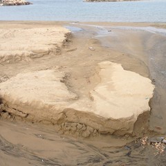 La spiaggia di colonna spaccata a metà dall'alluvione