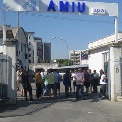 Sciopero Amiu, mezzi fermi presso la sede di via Barletta