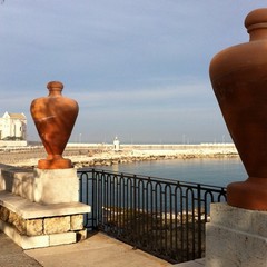 Anfore nella villa comunale di Trani