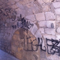 L'arco di vico Annunziata imbrattato con lo spray