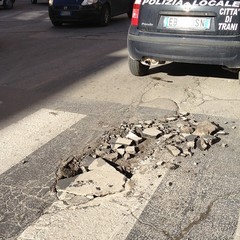 Salta l'asfalto in corso Vittorio Emanuele