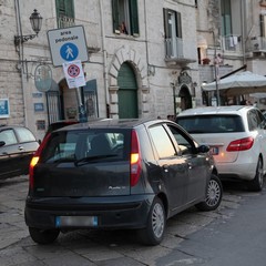 Auto, moto e rifiuti sul porto di Trani