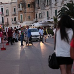 Auto, moto e rifiuti sul porto di Trani