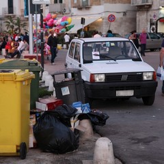 Auto, moto e rifiuti sul porto di Trani