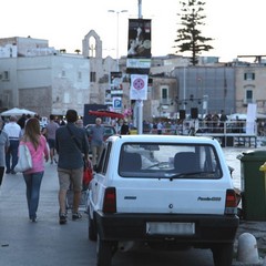 Auto, moto e rifiuti sul porto di Trani