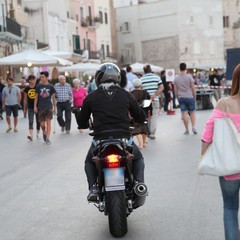 Auto, moto e rifiuti sul porto di Trani