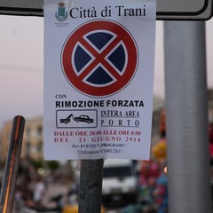 Auto, moto e rifiuti sul porto di Trani