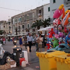 Auto, moto e rifiuti sul porto di Trani