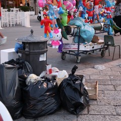 Auto, moto e rifiuti sul porto di Trani