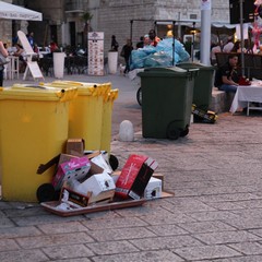 Auto, moto e rifiuti sul porto di Trani