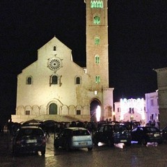 Auto parcheggiate in piazza Duomo