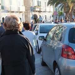 Auto parcheggiate sul porto di Trani