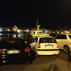 Auto e rifiuti sul porto di Trani