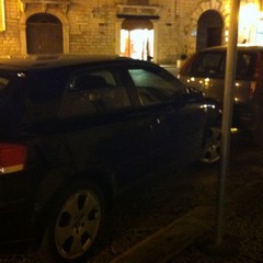 Il sindaco di Bisceglie parcheggia a Trani in sosta vietata e sullo scivolo