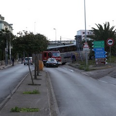 Autobus bloccato sulla rampa della strada statale 16 bis