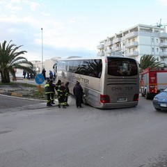 Autobus bloccato sulla rampa della strada statale 16 bis