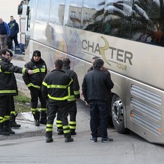 Autobus bloccato sulla rampa della strada statale 16 bis