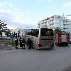 Autobus bloccato sulla rampa della strada statale 16 bis