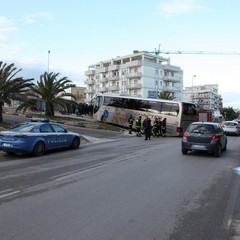 Autobus bloccato sulla rampa della strada statale 16 bis
