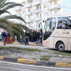 Autobus bloccato sulla rampa della strada statale 16 bis