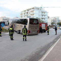Autobus bloccato sulla rampa della strada statale 16 bis