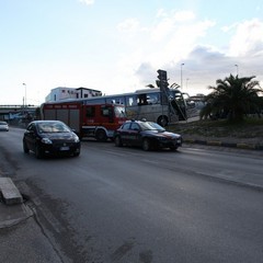 Autobus bloccato sulla rampa della strada statale 16 bis