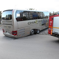 Autobus bloccato sulla rampa della strada statale 16 bis