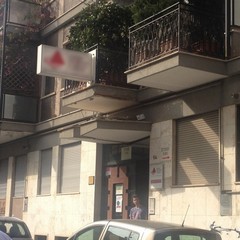 Si stacca una parte di cemento da un balcone in via De Cuneo