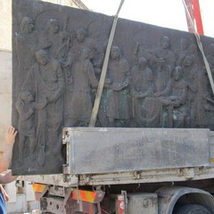 Asportazione del bassorilievo degli Statuti Marittimi