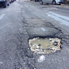 Buche stradali in via Bari