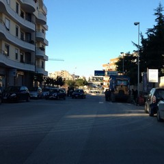 Colata di asfalto sulle buche di via Istria