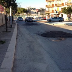 Colata di asfalto sulle buche di via Istria