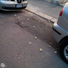 Cadono calcinacci in Piazza della Repubblica, sfiorata la tragedia