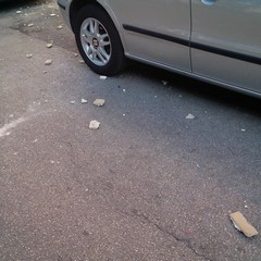 Cadono calcinacci in Piazza della Repubblica, sfiorata la tragedia