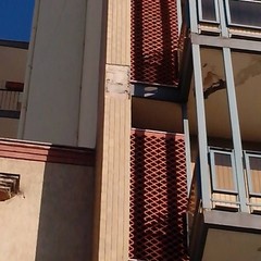 Cadono calcinacci in Piazza della Repubblica, sfiorata la tragedia