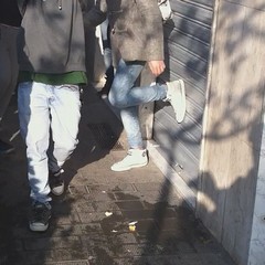 Calcio alla saracinesca durante il corteo