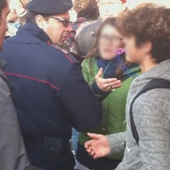 Calcio alla saracinesca durante il corteo