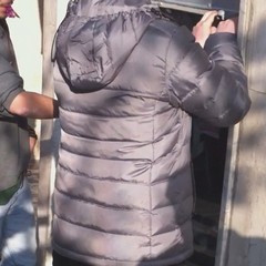 Calcio alla saracinesca durante il corteo