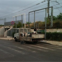 Cartelloni abusivi tra via Falcone e via Borsellino